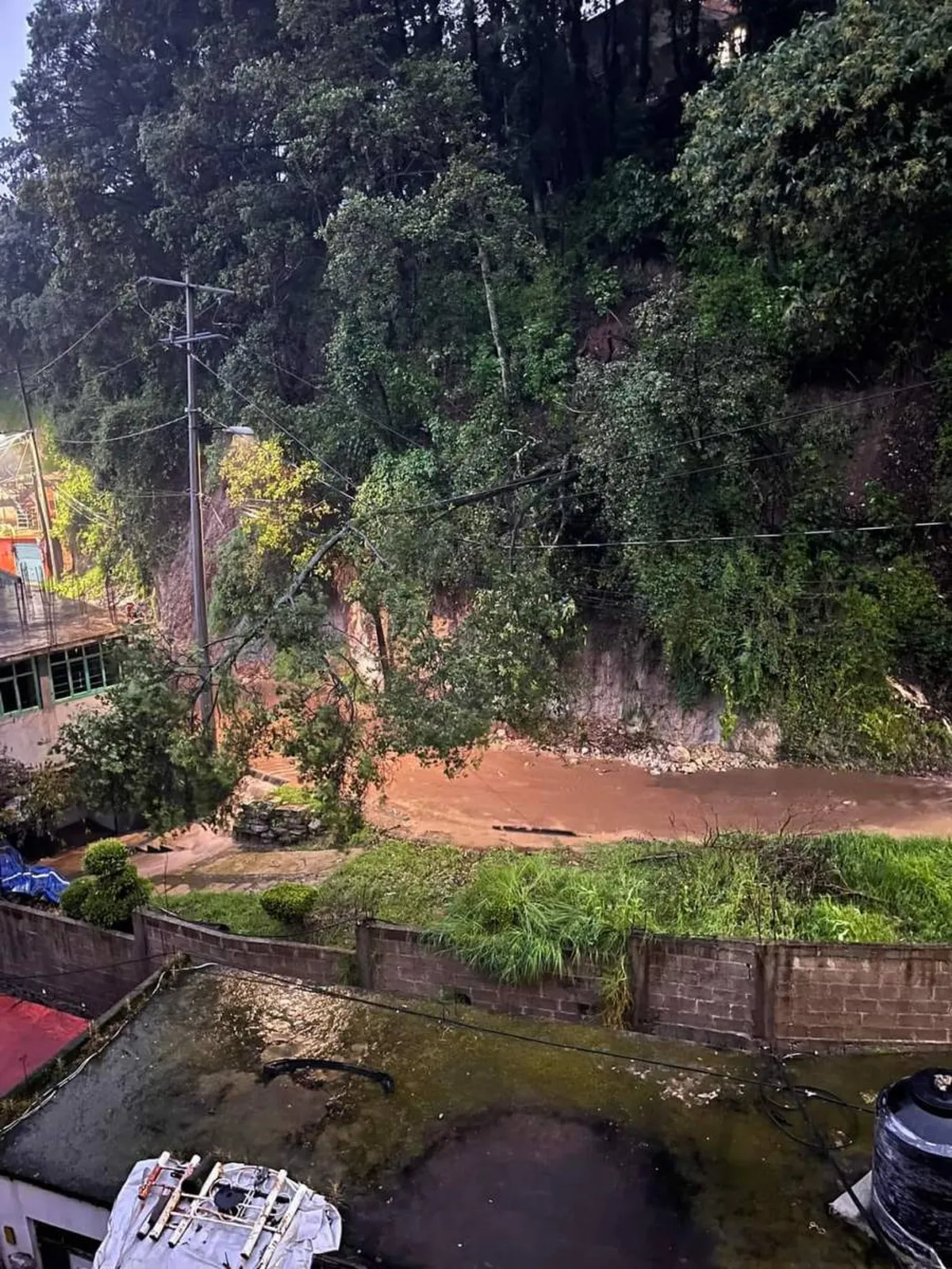 San Luis Jilotzingo: Habitantes piden ayuda porque se deslavó el cerro y arrastró casas