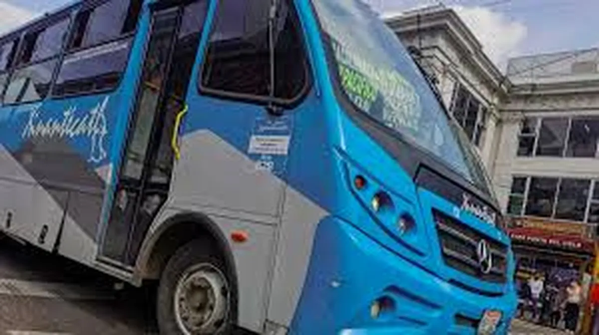 Motociclista resulta lesionado tras accidente con camión del transporte público en Toluca