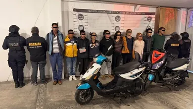 Detienen a 10 y aseguran dos motonetas durante cateo en Toluca.