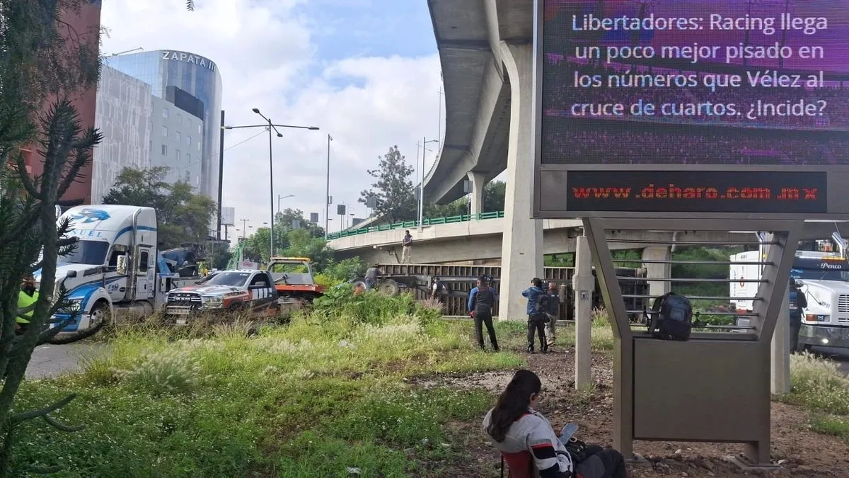 Volcadura provoca severos congestionamientos en vialidades de Naucalpan
