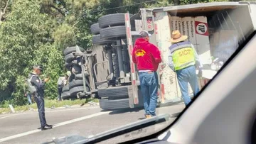 Vuelca tráiler en la México- Toluca a la altura de La Escondida [VIDEO]