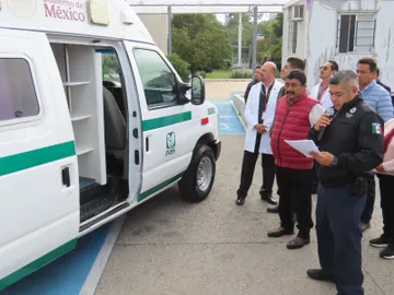 Texcoco apoya a pacientes del Hospital Guadalupe Victoria con ambulancia rehabilitada.
