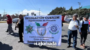 Elementos del CUSAEM bloquean Paseo Tollocan