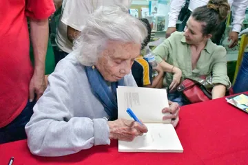 Elena Poniatowska reinaugura librería con su nombre en Nezahualcóyotl