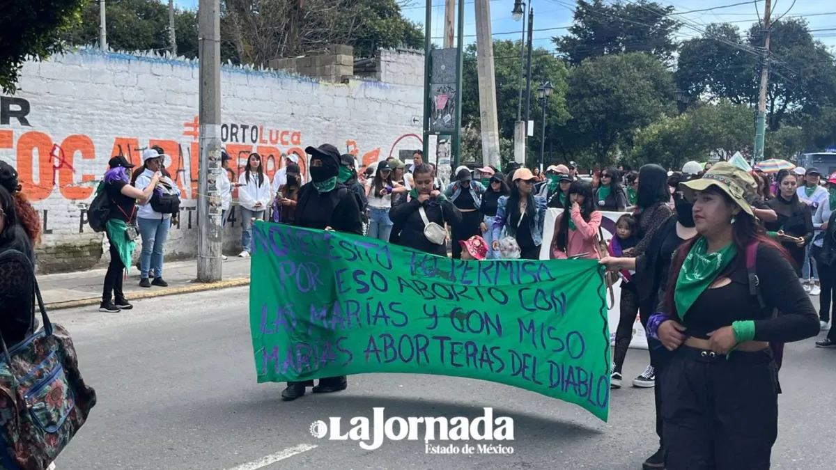 Marchan mujeres por un aborto legal y seguro en Toluca