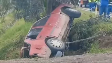 Automóvil se cae a zanja en la Toluca-Atlacomulco