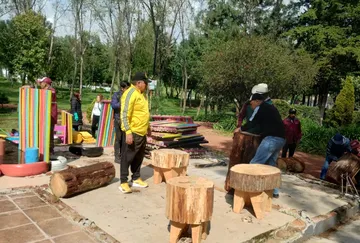 Toluca transforma llantas recicladas en juegos infantiles y mobiliario urbano