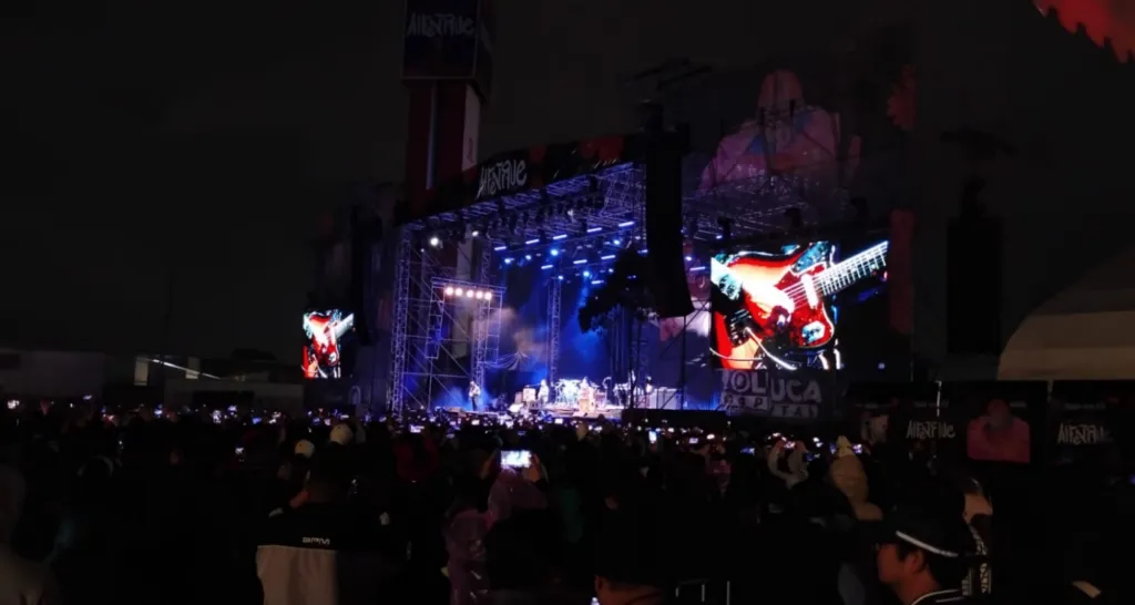 Ni la lluvia detiene a miles de fans de Caifanes en la Feria del Alfeñique 2026 en Toluca