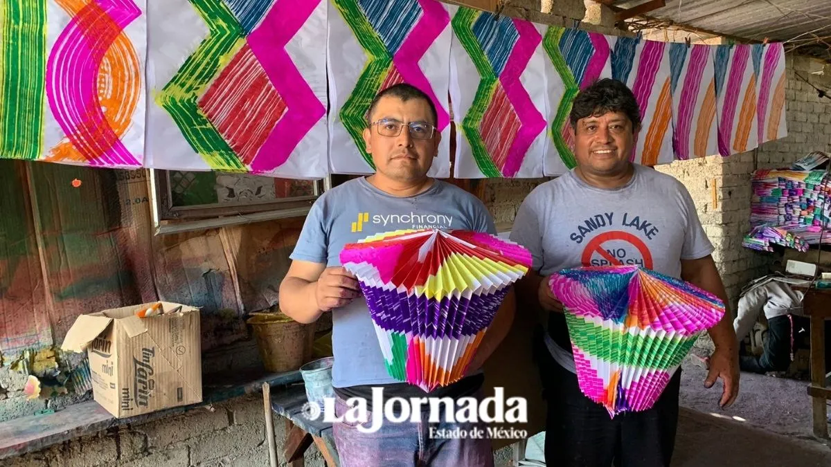 Faroles navideños son hechos a mano en Zumpango