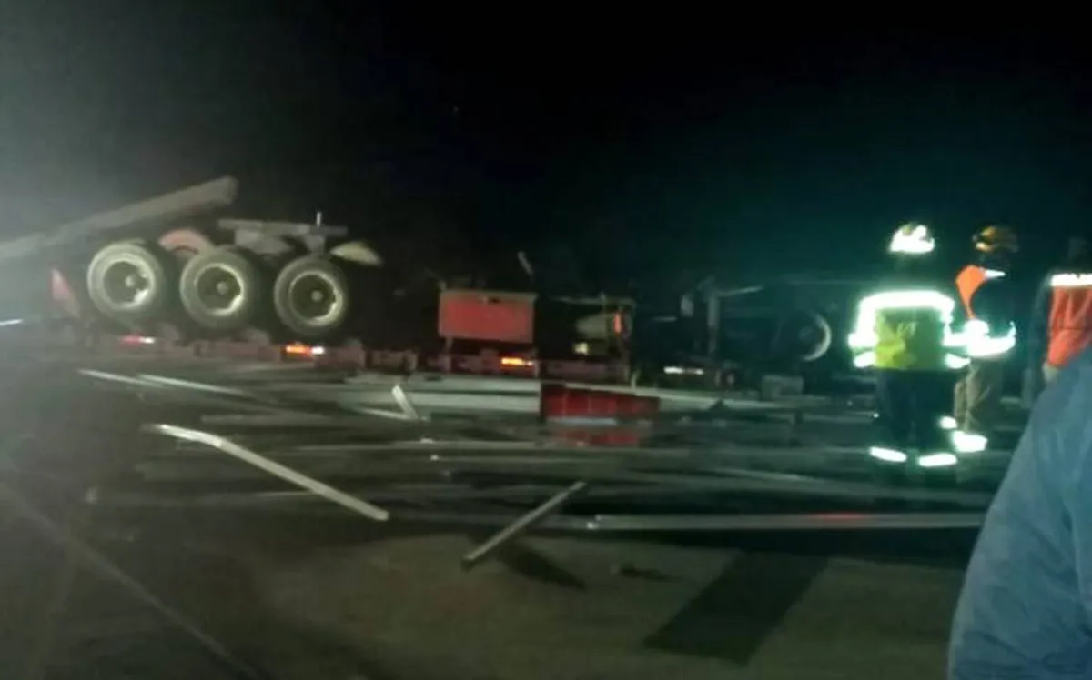 Tráiler choca y se incendia y deja un hombre muerto en carretera Tenango-Ixtapan