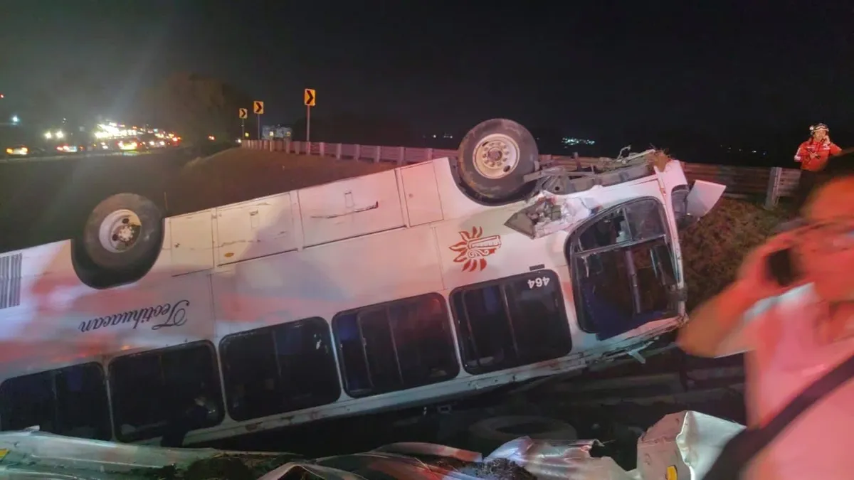 Acolman: Vuelca autobús de pasajeros