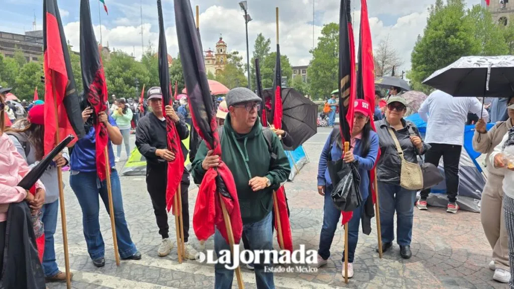 Maestros de Neza se manifiestan en Toluca