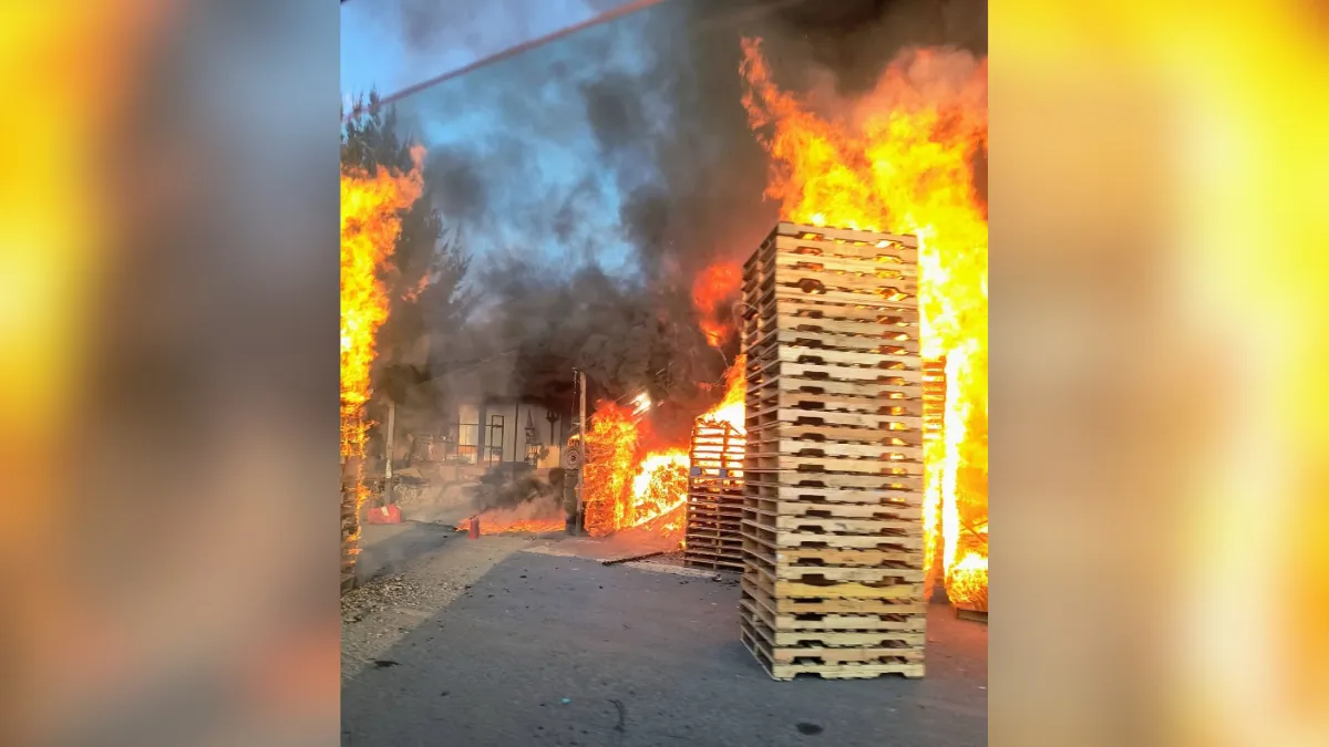Se incendia tarimera en Puente Grande sobre carretera Cuautitlán-Teoloyucan