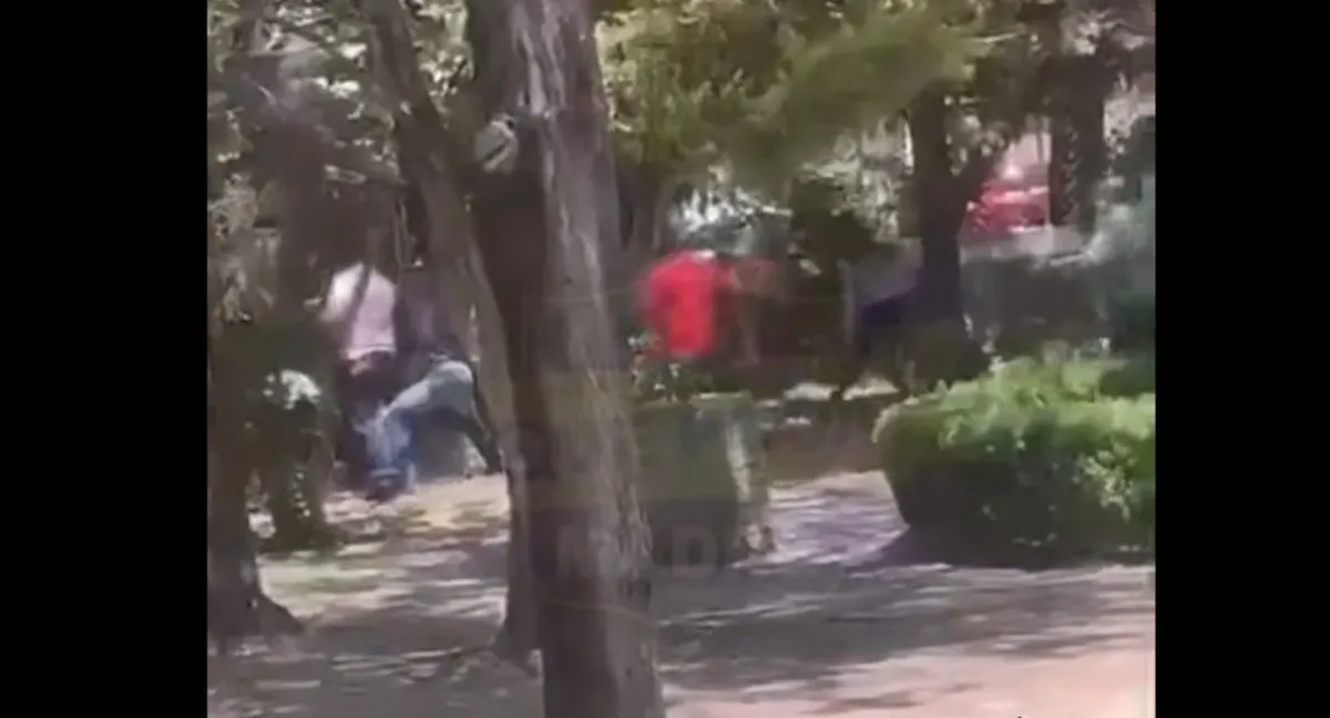 Los hechos se suscitaron cuando el presunto delincuente era ingresado al Centro de Justicia de Tenancingo para ser presentado ante el Ministerio Público. Foto: Captura