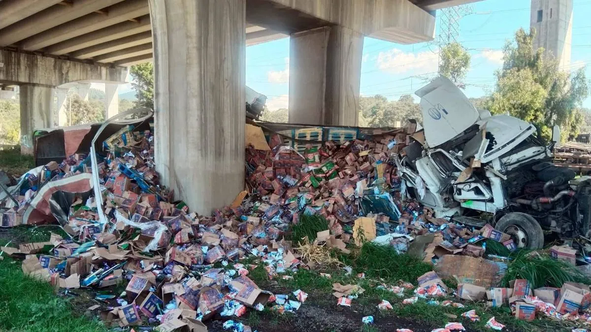 Vuelca tráiler con detergente en la México Toluca