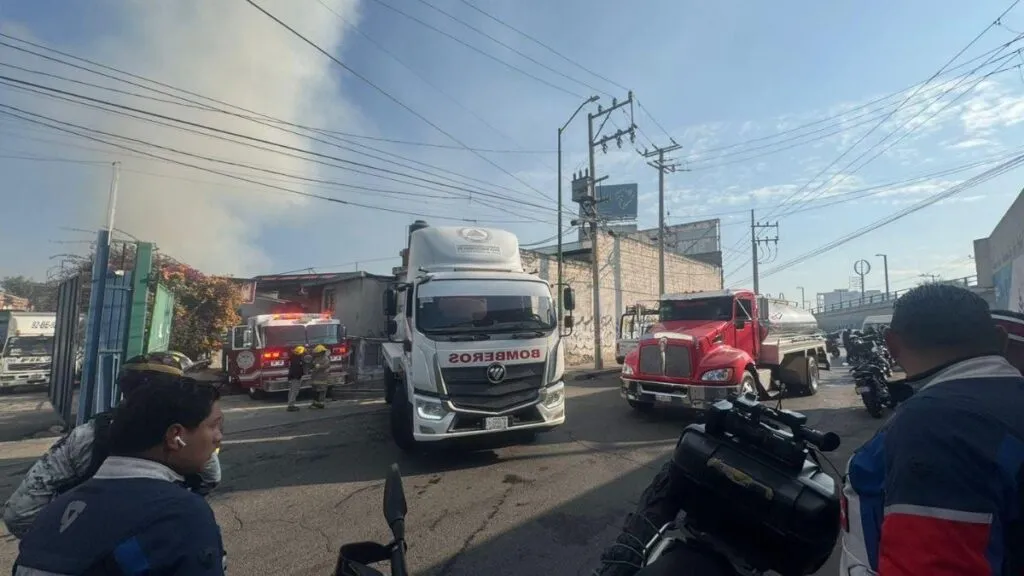 Incendio consume recicladora de madera en Coacalco