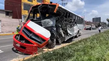 Camión de transporte público se accidenta en Toluca; chofer quedó prensado
