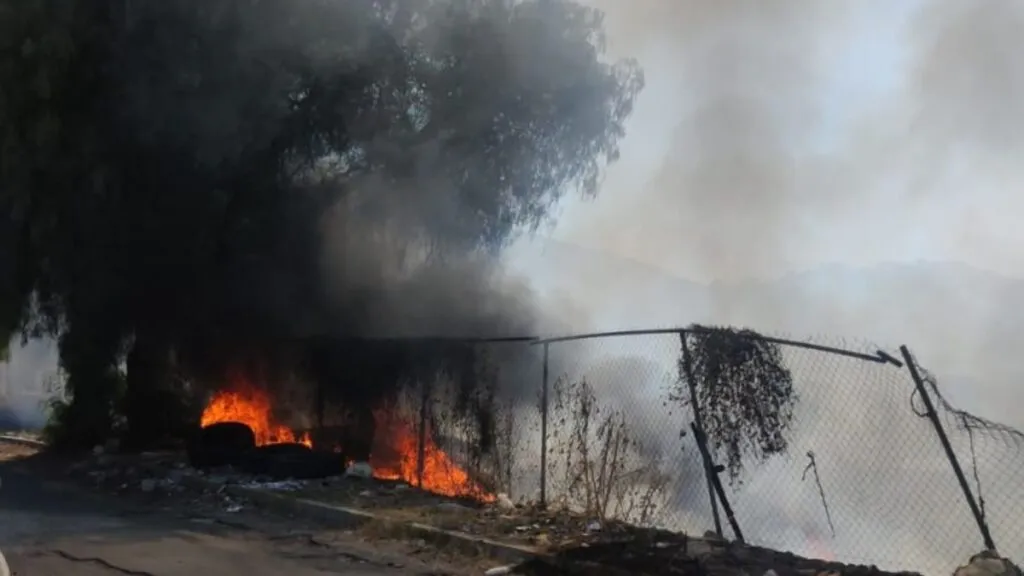 Bomberos de Ecatepec sofocan incendio en Las Américas