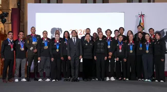 Claudia Sheinbaum y atletas mexicanos durante el reconocimiento por el récord de 407 medallas en Juegos Centroamericanos.