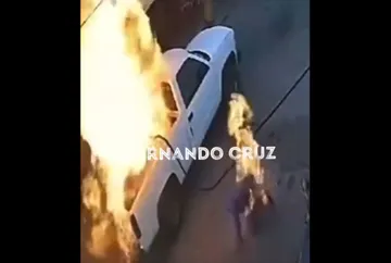 Una cámara de seguridad del estacionamiento de un mercado captó el momento en que un trabajador fue alcanzado por las llamas luego de que una camioneta de carga estaba siendo abastecida por gas LP. Foto: Captura