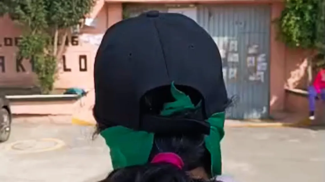 Alumnas de secundaria acusan a docente de acoso sexual