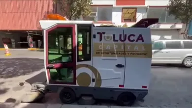 Tres máquinas recorren calles y avenidas de la capital mexiquense para retirar hojas, polvo, colillas y otros residuos sólidos, además de sanitizar el asfalto.