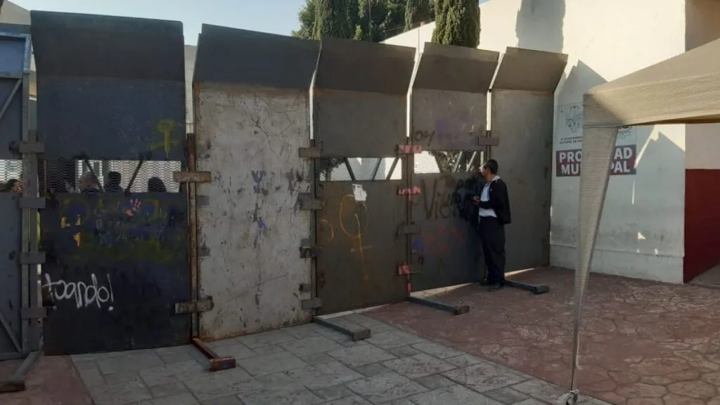 Ecatepec: Colocan vallas metálicas al Centro de Justicia para la Mujer