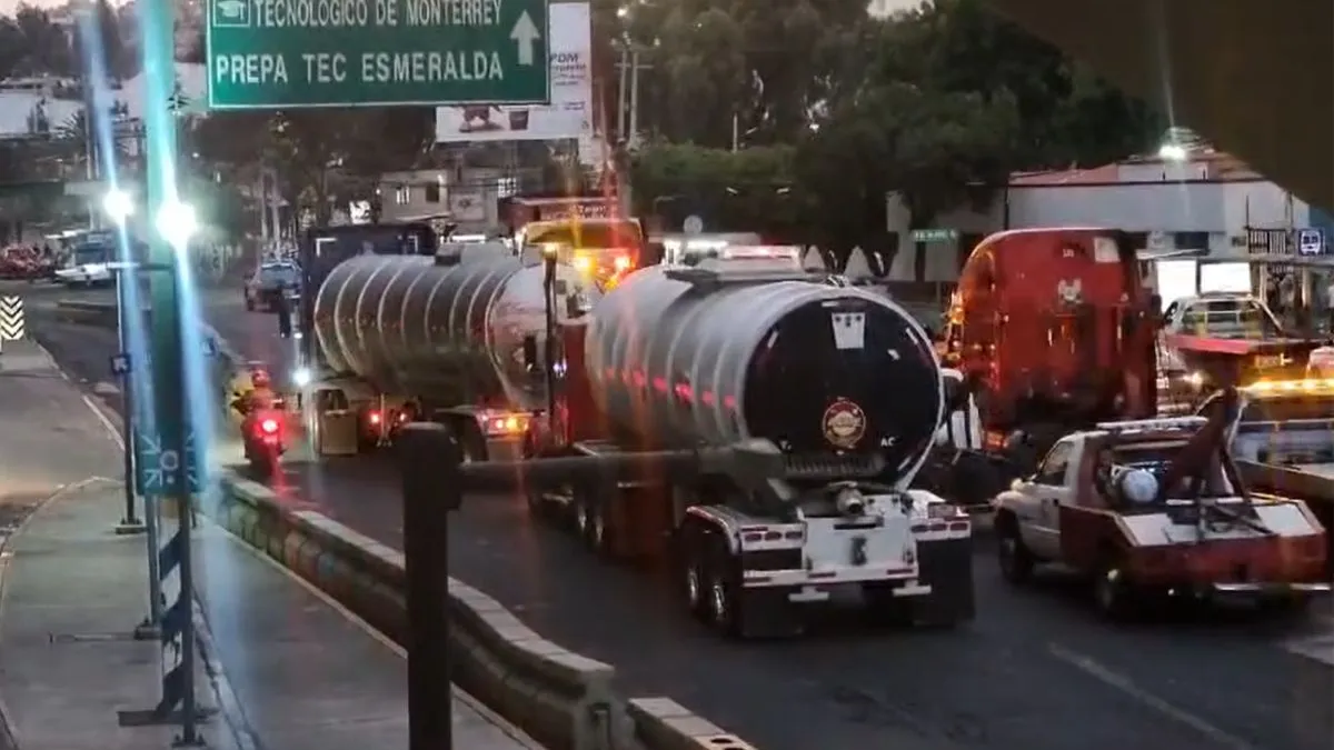 Taxistas y gruyeros bloquean vialidades en Tlalnepantla en protesta por detenciones