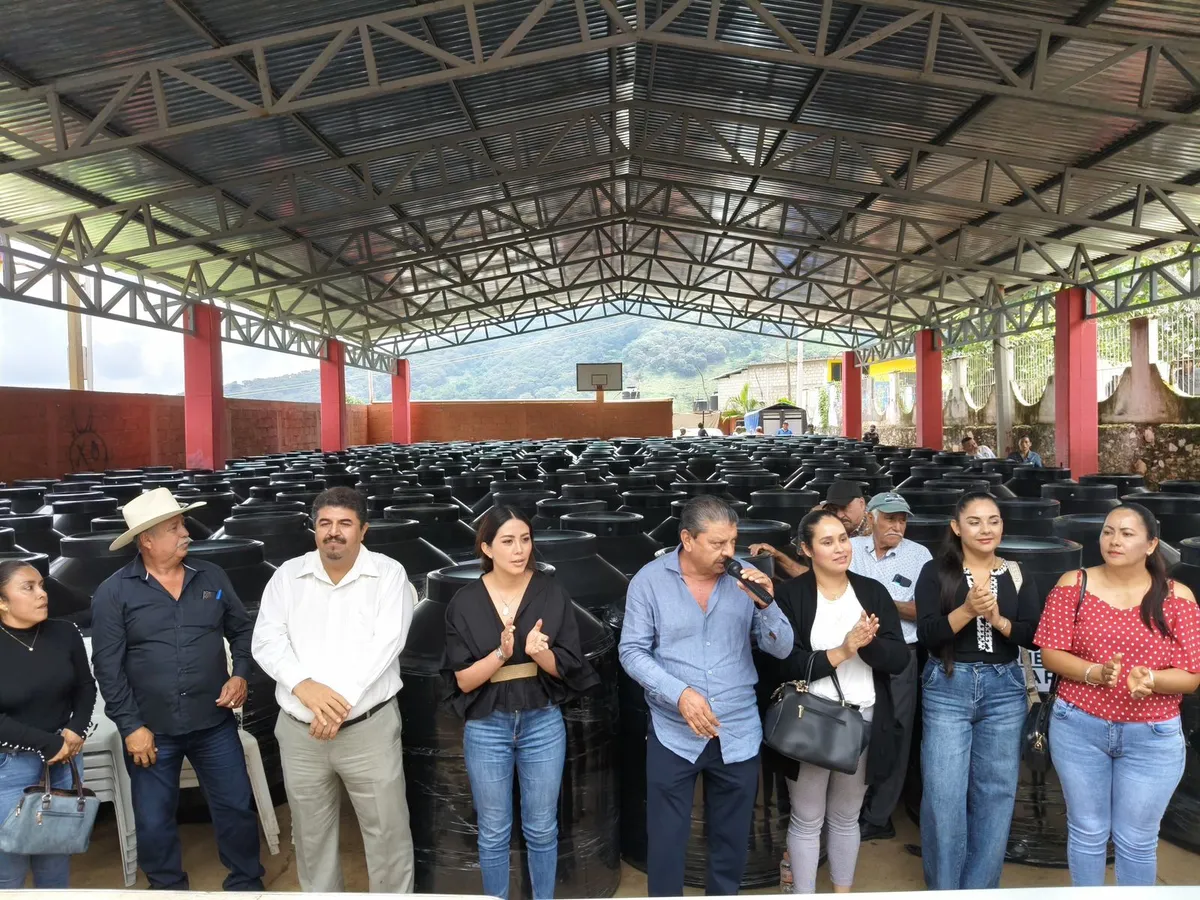 Entrega Diputada Vanessa Linares mil tinacos en Amatepec para mejorar acceso al agua