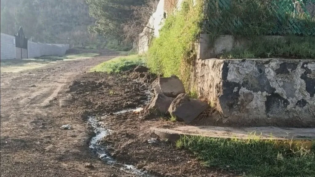 Habitantes denuncian presencia de aguas negras en zona de cultivo en Cocotitlán
