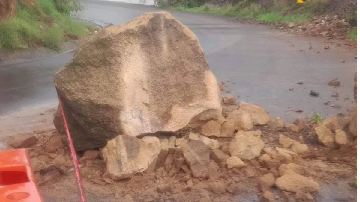 Atizapán: Enorme piedra del cerro cae sobre vialidad Jorge Jiménez Cantú