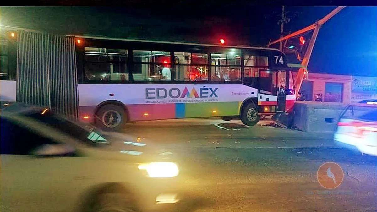 Ecatepec: Choca unidad del Mexibús (video)