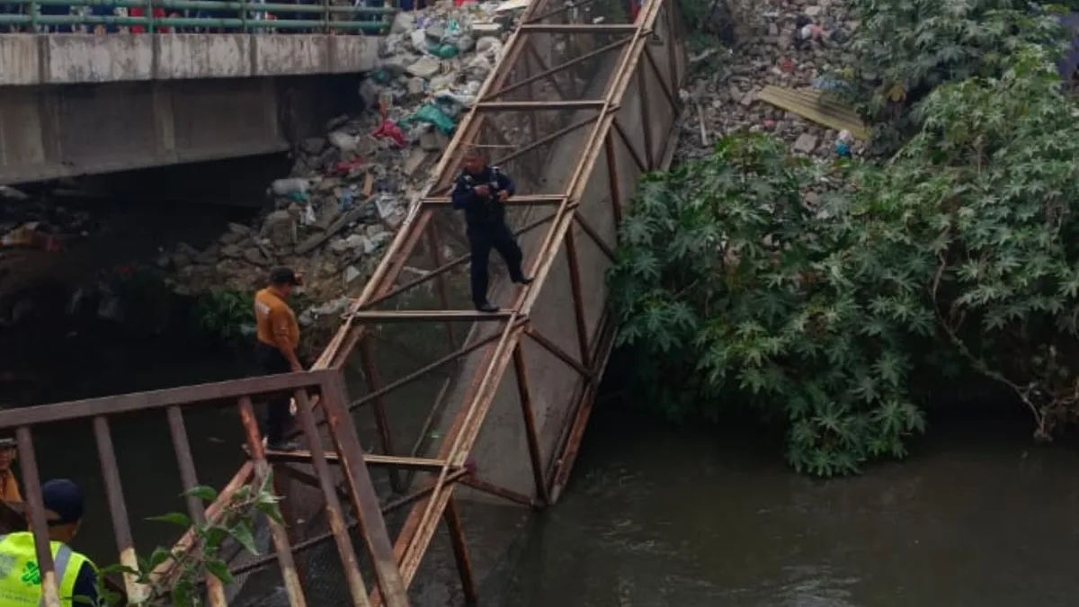 Video: Se desploma puente peatonal que cruza canal entre Chimalhuacán y Nezahualcóyotl