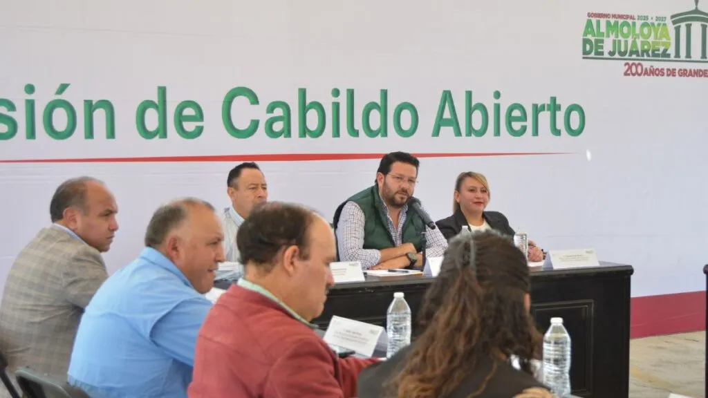 Adolfo Solís refuerza diálogo con la población durante Cabildo abierto