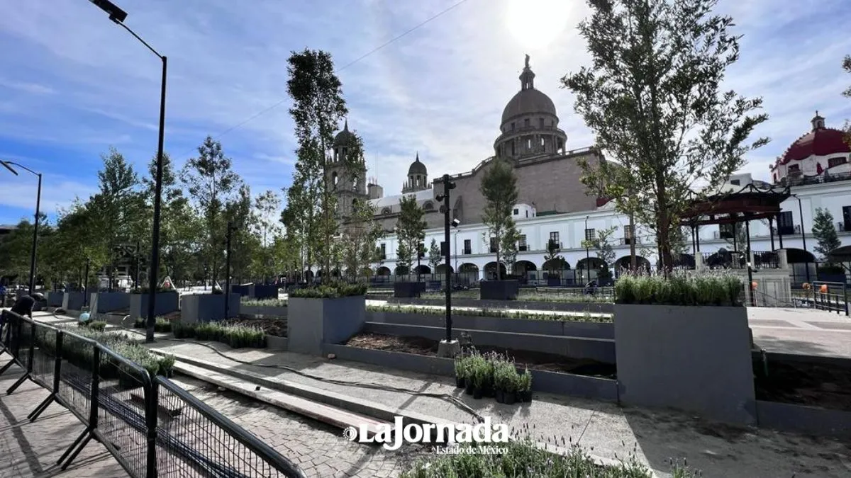 Muestran trabajos y avances de remodelación de la Plaza González Arratia
