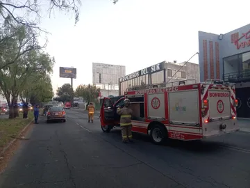 Tráiler derriba poste y autobús arrastra cables en avenida Tecnológico
