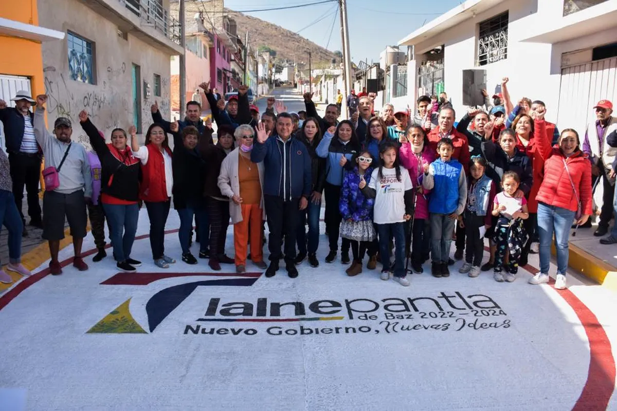 Entrega Tony Rodríguez siete calles pavimentadas en Tlalnepantla