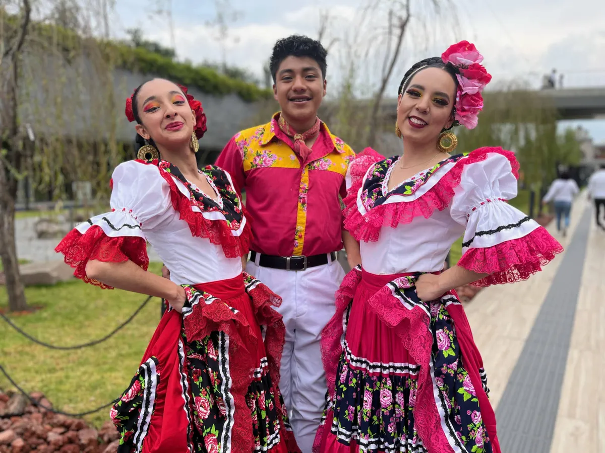 Alumnos de danza folclórica recaudan fondos para presentaciones