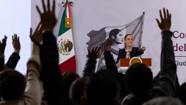 Nueva Ley de Aguas devuelve el control del recurso al Estado y busca frenar abusos, acaparamiento y mercado ilegal, afirma el gobierno.