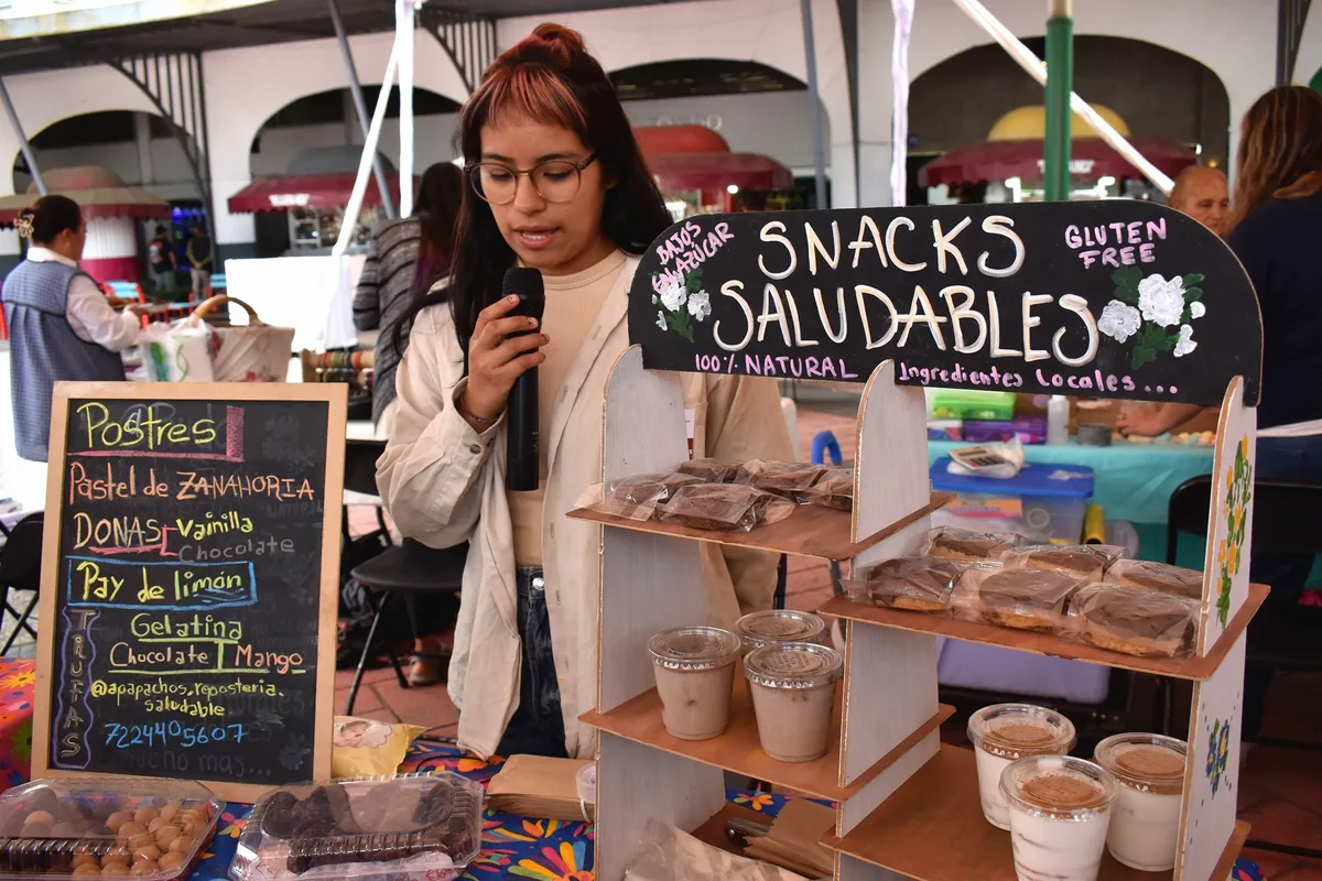 Jóvenes transforman la Navidad en el Bazar Juvenil Toluca