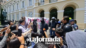Protesta estudiantil alcanza la Rectoría de la UAEMéx