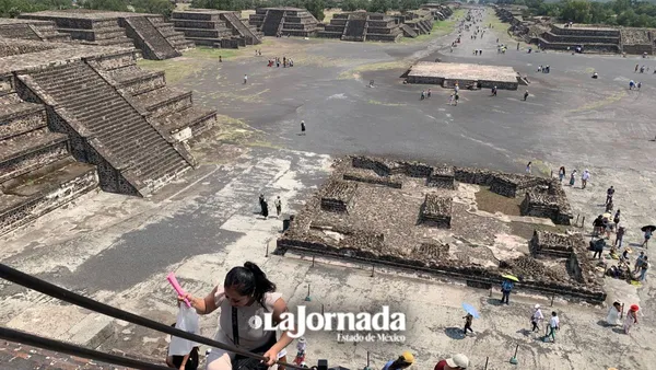 Turistas vuelven a subir la Pirámide de la Luna en Teotihuacán