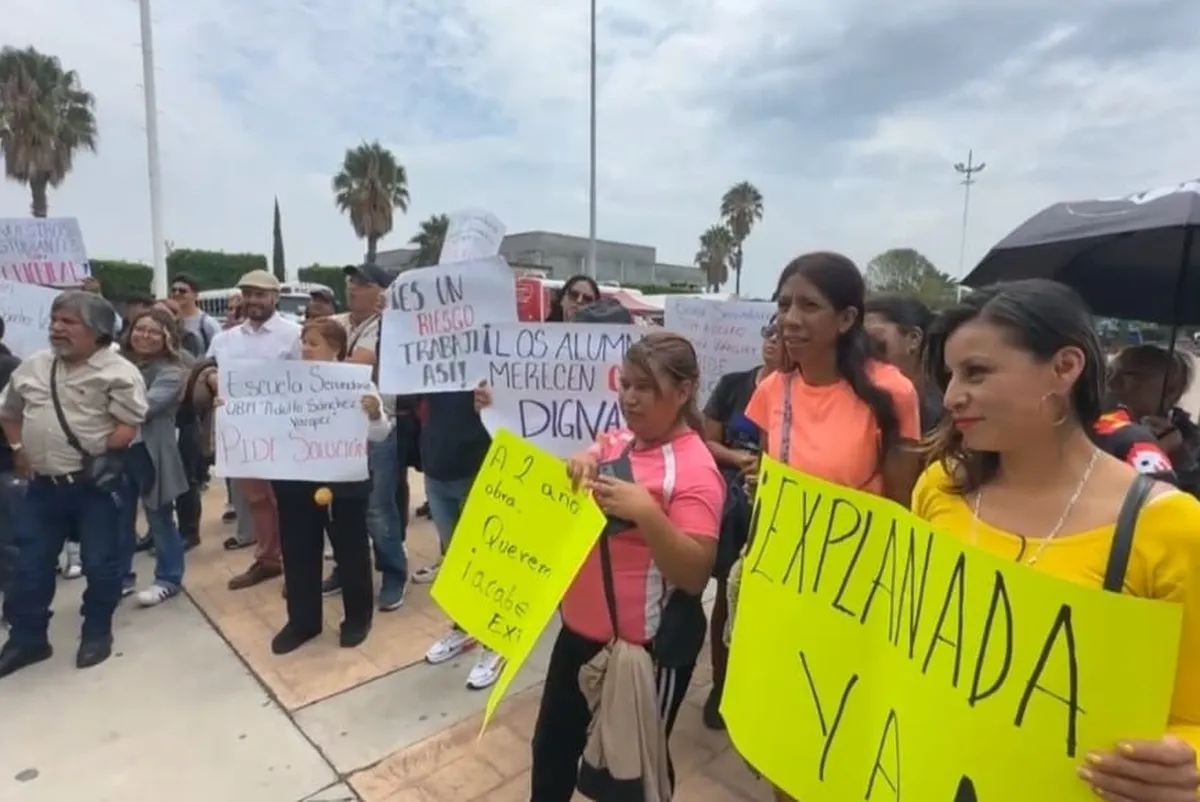 Valle de Chalco: Exigen terminación de obras en escuela