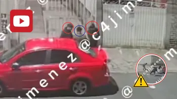 Momento exacto en que los delincuentes armados interceptan y agreden al joven en las calles de la colonia Agrícola Oriental.