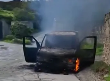 (VIDEO) Xonacatlán: Vecinos incendian camionetas con madera clandestina