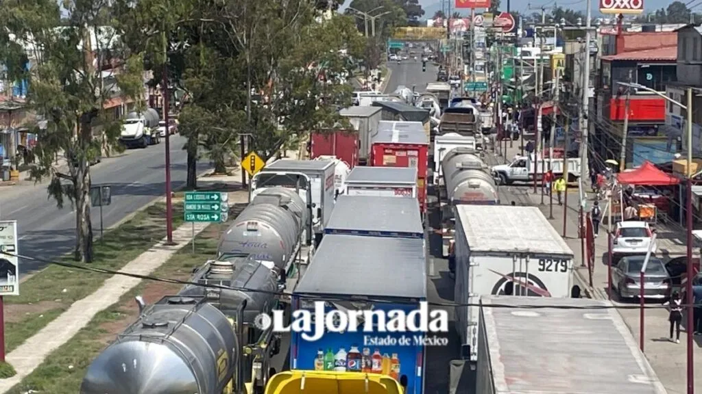 Vecinos de Chicoloapan bloquean la México-Texcoco; exigen abasto de agua