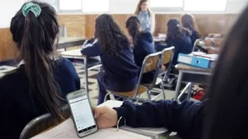 Uso de celulares en escuelas: Frente Nacional de Padres de Familia respalda prohibición
