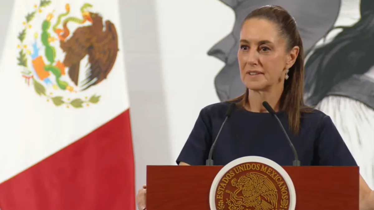 En su conferencia dijo respetar a los maestros por su loable labor de educar pero no habrá por qué golpear reporteros.