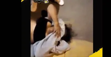 Un video que se hizo viral en redes sociales, especialmente en X (antes Twitter), se puede ver a una mujer que está siendo brutalmente pateada por diferentes sujetos quienes le reclaman sobre un asalto que cometió. Foto: Captura