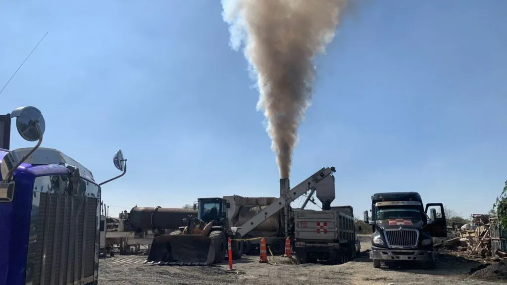 Vecinos denuncian contaminación por planta asfaltadora en límites de Tezoyuca y Atenco